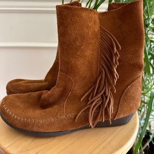 Minnetonka Fringe Ankle Boot Women’s Size 8